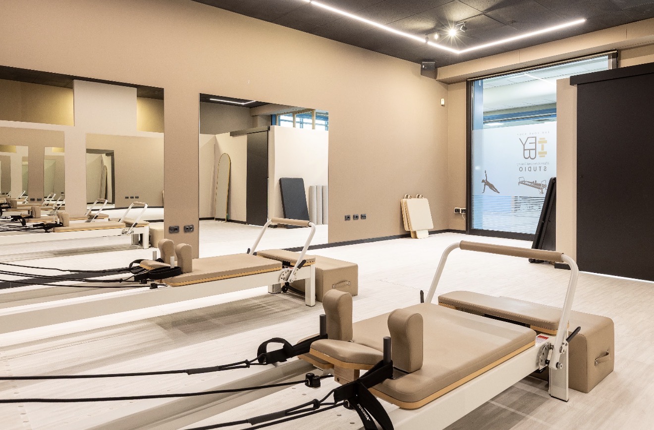 Reformer beige nella luminosa sala Pilates di FYB